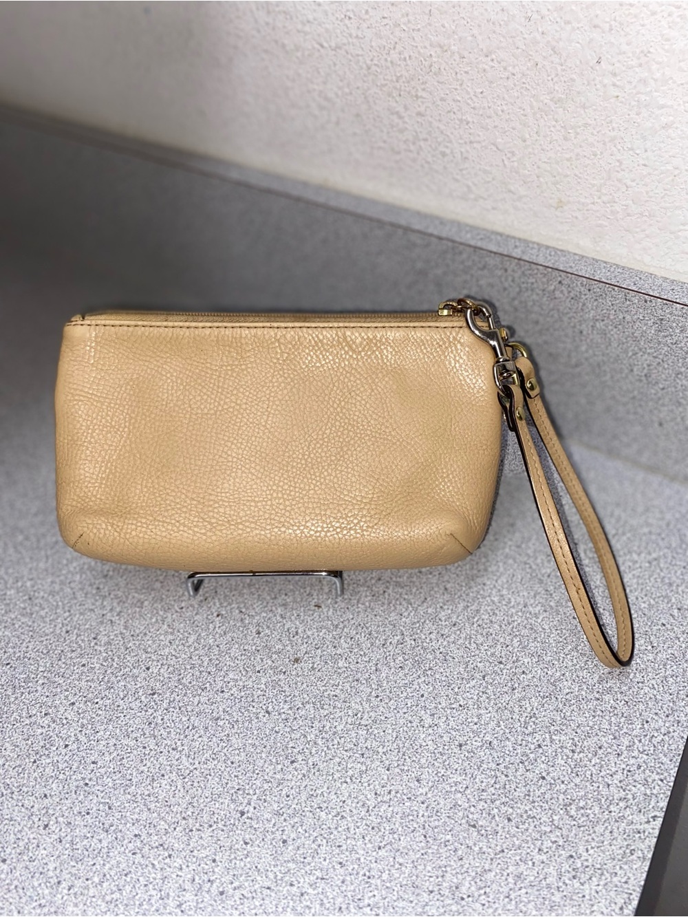 Coach Park F49472 Pebbled Leather Turnlock Wristlet Beige Stone GUC - Picture 2 of 11